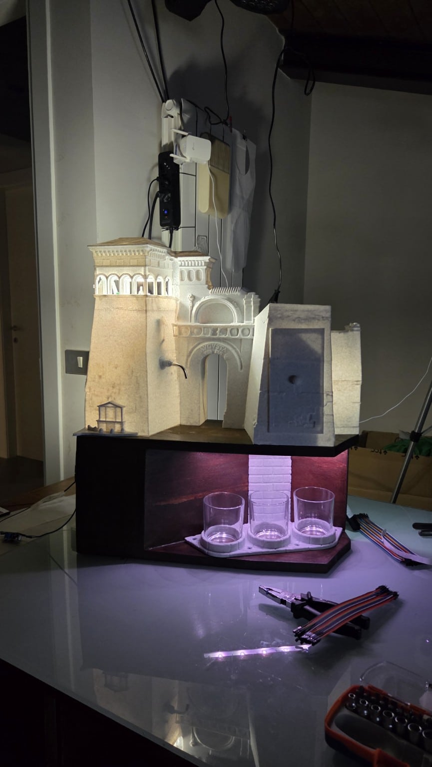 Arco Etrusco illuminato con sistema per servire il Vin Santo