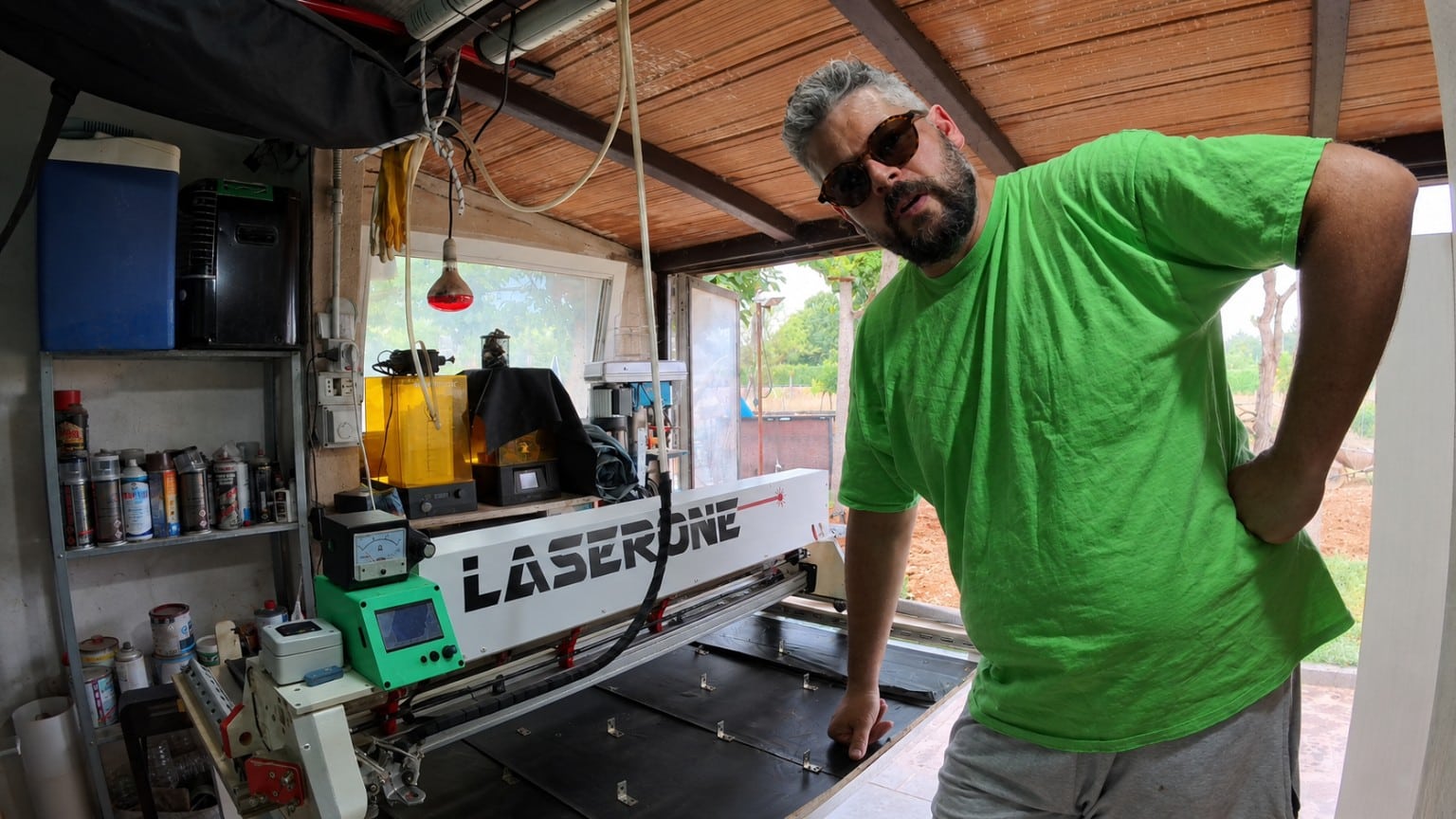 Andrea accanto alla macchina laser del laboratorio