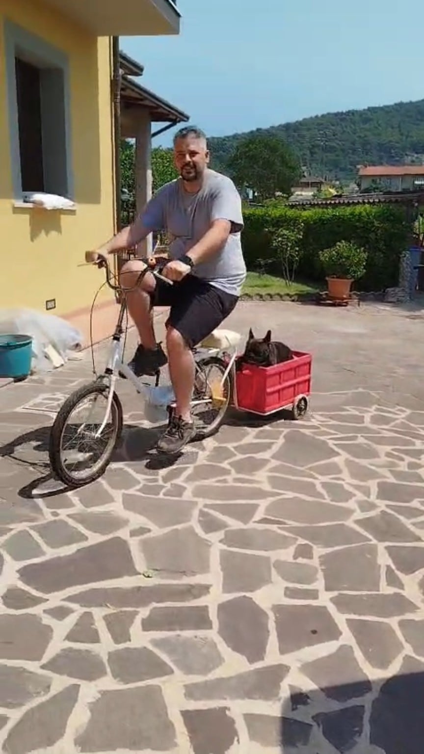 Un esperimento di mobilità con bicicletta e carrello